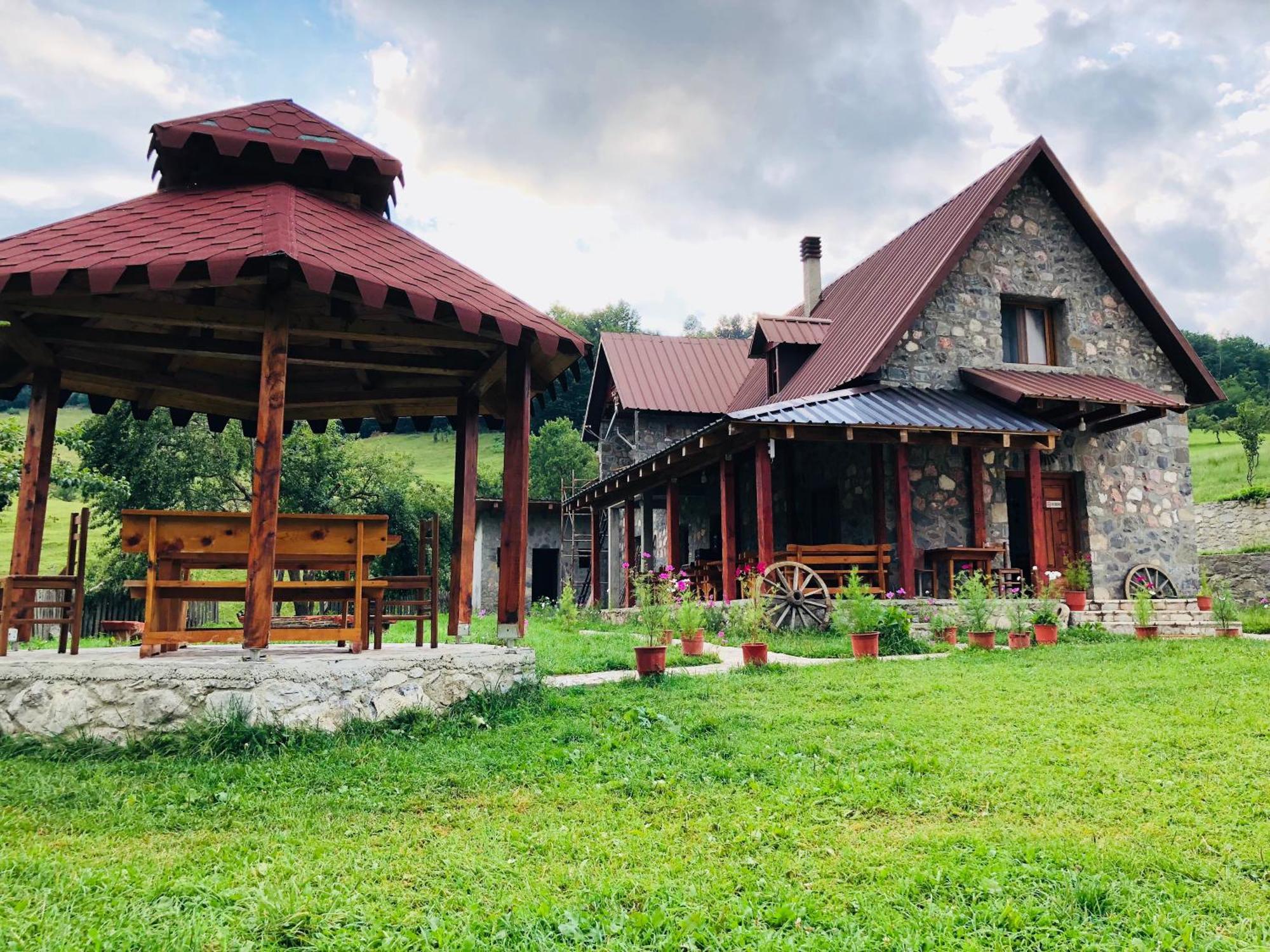 Lepushe Guesthouse Alpini מראה חיצוני תמונה