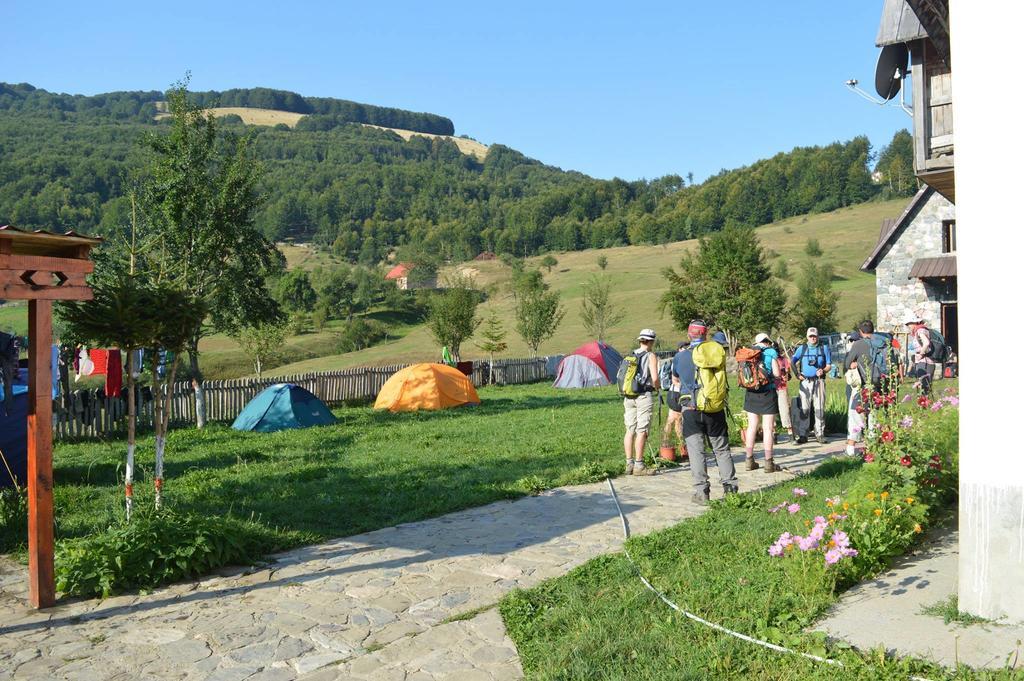 Lepushe Guesthouse Alpini מראה חיצוני תמונה